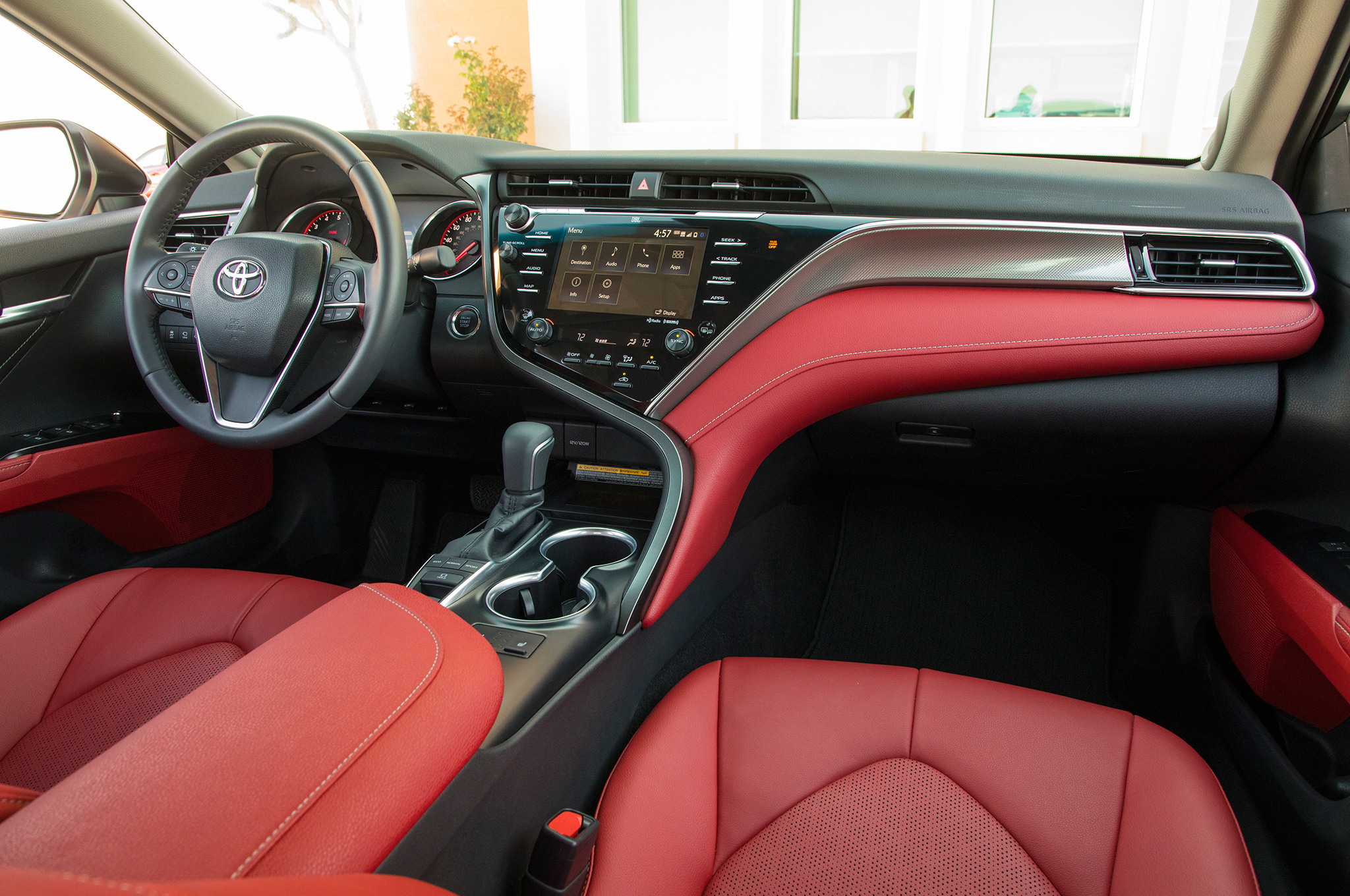2018-Toyota-Camry-XSE-front-interior-01.jpg